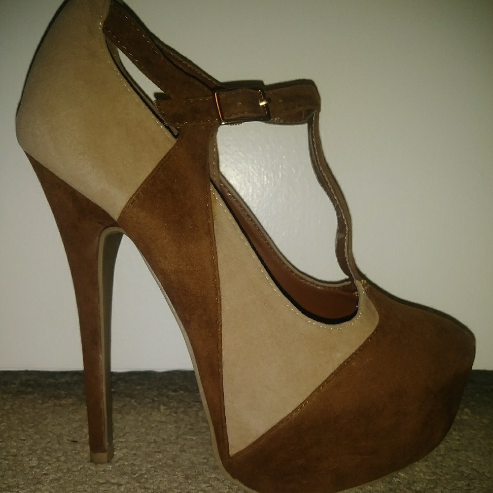 High heel pumps